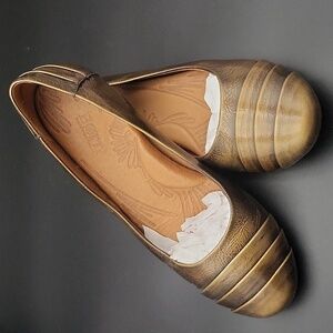 BORN. COPPER COLORED FLATS SIZE 8